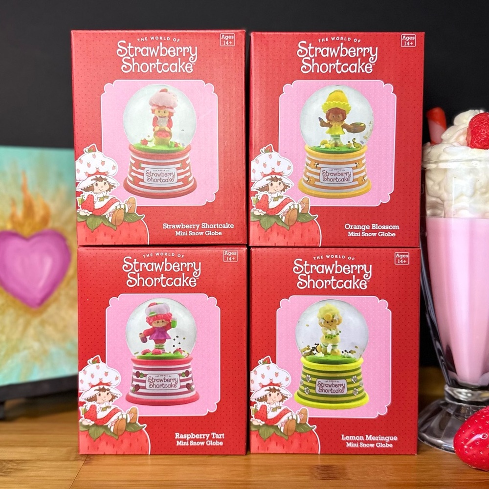 Strawberry Shortcake snow globe set of four 🍓 - Picture 2 of 8